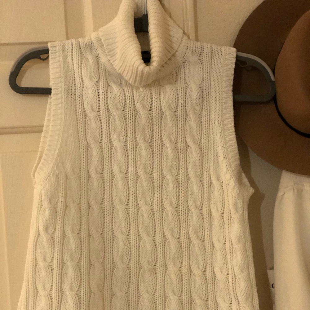 Jeanne Pierre white sleeve less sweater All cotton slightly used in great shape